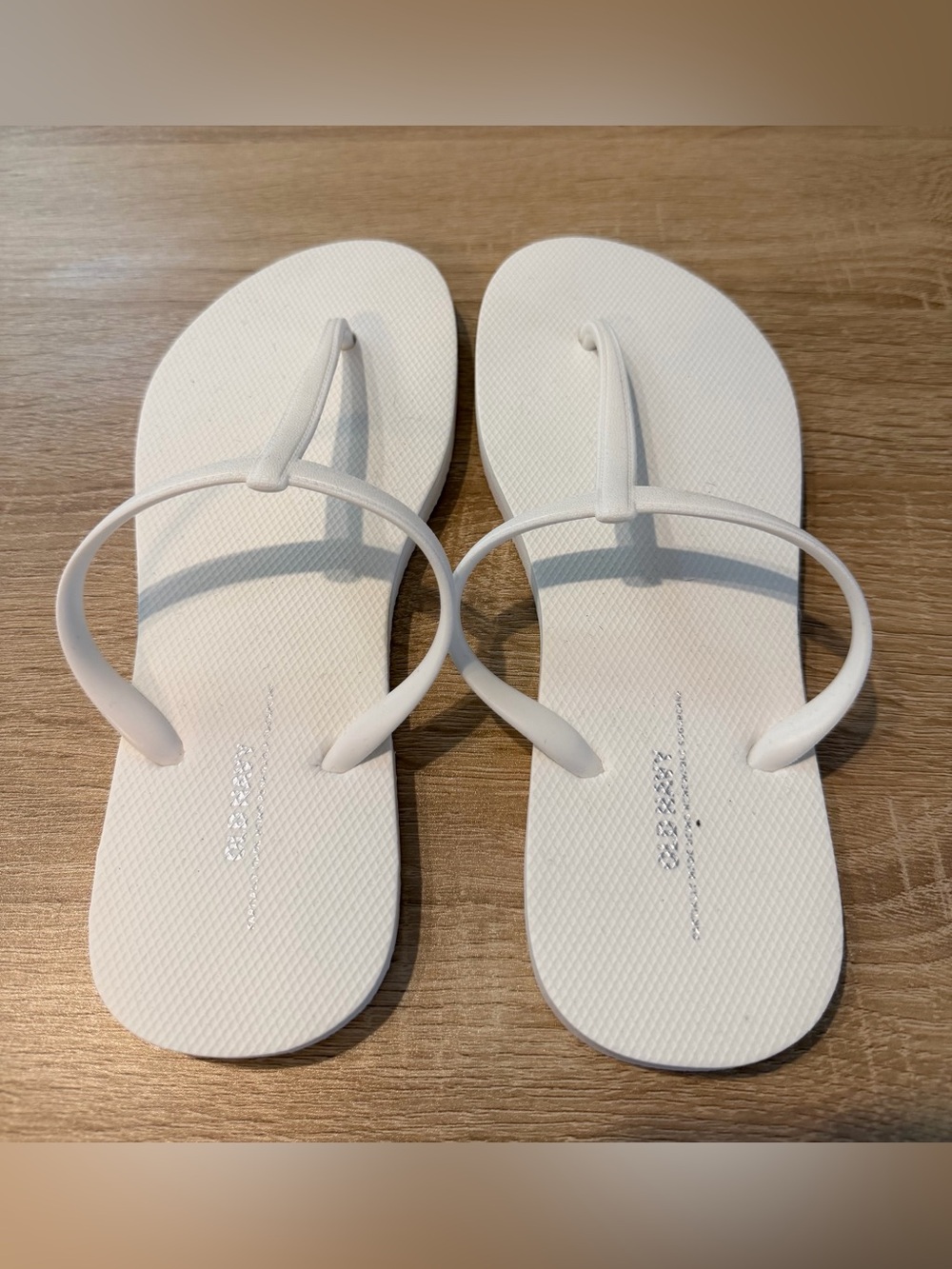 Old Navy White Minimalist Loop Strap Flip Flop Sandals